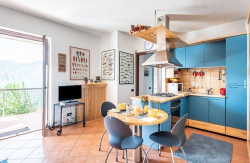 Assenza Apartment | GuestHost - Lovely 70 sqm apartment, perfect for 2 people, located on the ground floor of a building WITHOUT a lift (steps to access it). The accommodation enjoys a splendid view of the lake and is located in Castelletto, a picturesque village located al