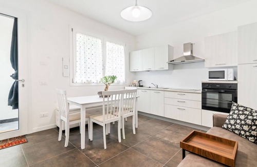 Abano Terme Apartment | GuestHost - Lovely apartment for 4 people in a completely renovated building, located in a quiet residential area a stone's throw from the historic center of Abano Terme. The flat is 5 minutes away by foot from San Lorenzo Cathedral, 10 minutes away from