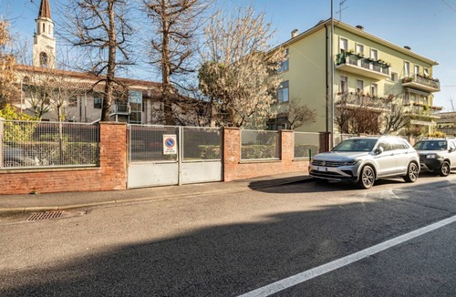 Padova Apartment | GuestHost - Modern 35 sqm apartment just 6 minutes walk from Sant'Antonio Hospital. The accommodation, which can host up to 3 guests, is located on the ground floor (raised) of a building without lift (NOT suitable for disabled people). Please note that