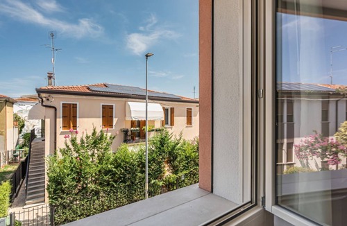 Padova Apartment | GuestHost - Outbuilding used as an apartment located on the first floor.There are 20 steps to access it.In 60 square meters of space it accommodates 4 people, with a double bedroom and a double sofa bed in the living room.There is an external large balco