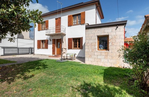Abano Terme Apartment | GuestHost - Pretty and cozy private house is located in the central area in Abano Terme, a few steps from the Cathedral of San Lorenzo, Piazza Mercato and the Urban Thermal Park, in a quiet and relaxing neighbourhood, spacious and perfect for 6 people. T