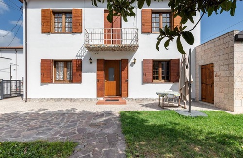Abano Terme Apartment | GuestHost - Pretty and cozy private house is located in the central area in Abano Terme, a few steps from the Cathedral of San Lorenzo, Piazza Mercato and the Urban Thermal Park, in a quiet and relaxing neighbourhood, spacious and perfect for 6 people. T
