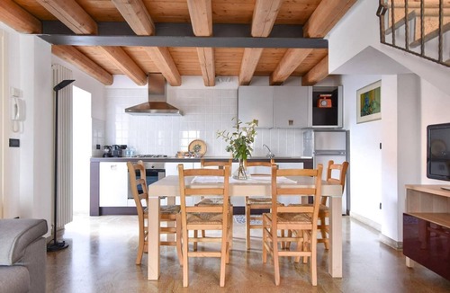 Baone Apartment | GuestHost - The apartment is located in the center of Calaone di Baone at 227 meters above sea level in the municipality of Baone, an area known for its proximity to the Euganean Hills, ideal for nature and sports lovers who wish to take a break in this