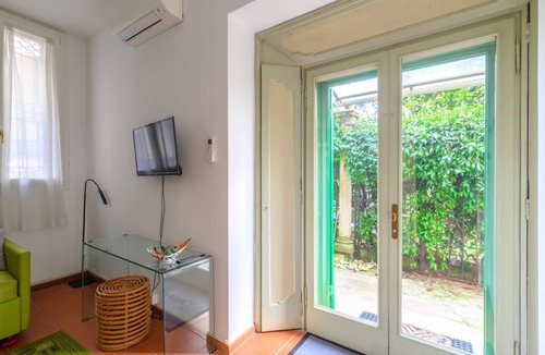 City Center Padova Apartment | GuestHost - The property is located on the ground floor with an internal garden (with an outdoor table and two chairs) and an independent entrance.It accommodates 3 people in 40 square meters of space.A few steps from the Clock Tower and Piazza dei Signo