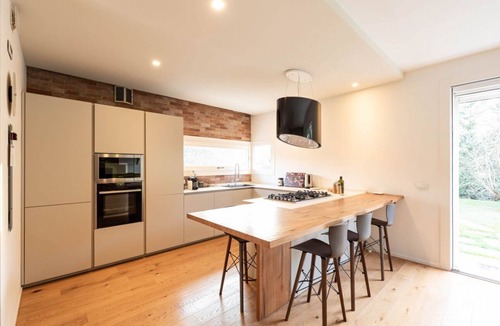 Noventa Padovana Villa | GuestHost - Unique villa in a quiet residential neighborhood, just 15 minutes by car from Padova, where you can enjoy the right relaxation away from city life.Ideal for couples or families and for business trips, it is perfect for 4 guests, bright and sp