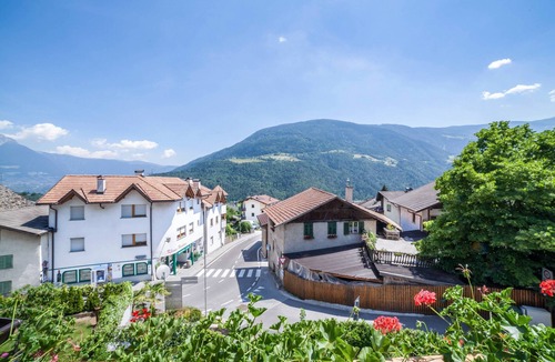 Parcines Apartment | Holiday Apartment "Engel - Kirchturm" with Mountain View, A/C, Wi-Fi, Roof Terrace & Sauna