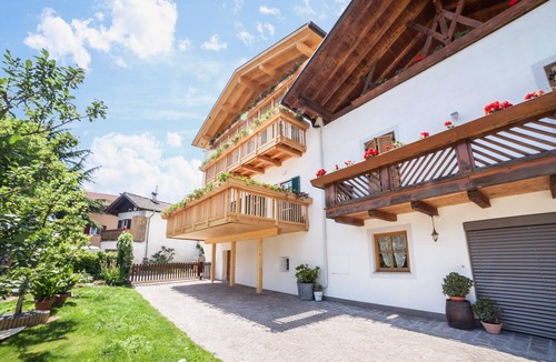 Parcines Apartment | Holiday Apartment "Engel Stodl" with Mountain View, A/C, Wi-Fi, Balcony, Sauna & Terrace