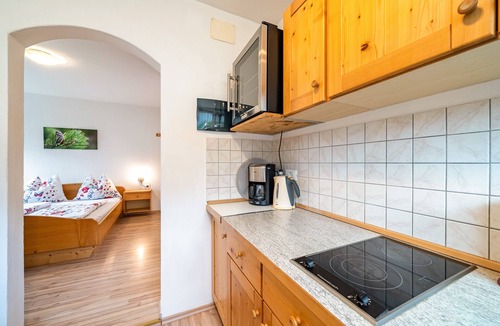 Lana Apartment | Holiday Apartment 'Erlengut Meran' with Mountain View, Shared Pool and Wi-Fi