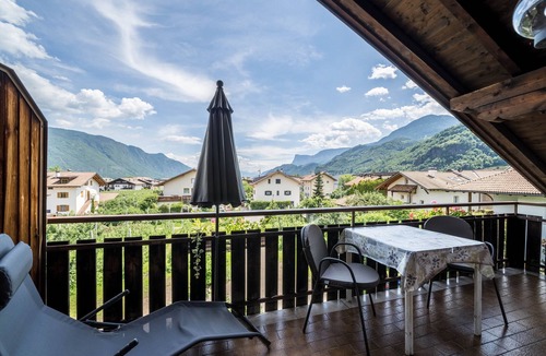 Lana Apartment | Holiday Apartment "Gantkofel Leilichhof" with Mountain View, Wi-Fi, Balcony & Garden