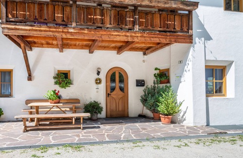 Villetta Apartment | Holiday Apartment 'Lindenhof Apt 6' with Shared Garden & Wi-Fi