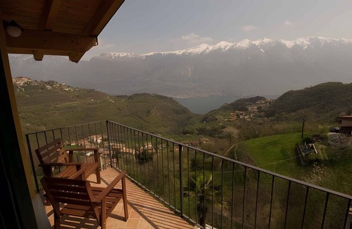 Tremosine Apartment | Holiday apartment with lake view and hot tub