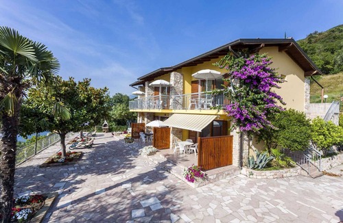 Assenza Apartment | Holiday apartment with outdoor pool and air conditioning