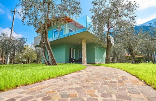 Malcesine Villa | Holiday Home Casa Titi with Lake View, Garden, Private Terrace & Wi-Fi