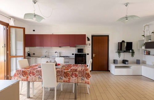 Peschiera del Garda House | Holiday Home 'Casa Vacanze Da Ricky' with Shared Pool, Wi-Fi and Air Conditioning