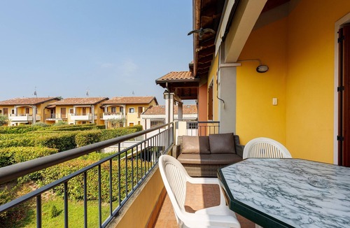 Peschiera del Garda House | Holiday Home 'Casa Vacanze Da Ricky' with Shared Pool, Wi-Fi and Air Conditioning