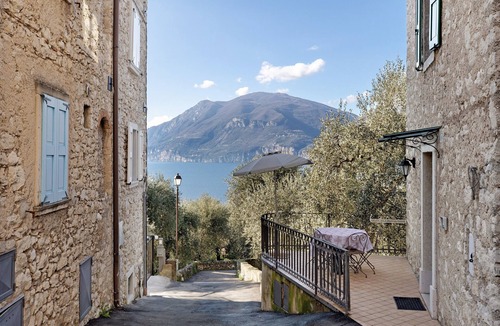 Assenza House | Holiday Home 'Lago' with Lake View and Private Terrace
