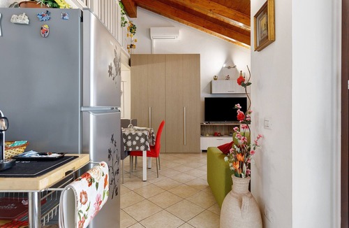 Caronno Pertusella House | Holiday Home 'Dimora Chiaretta' with Balcony, Wi-Fi and Air Conditioning