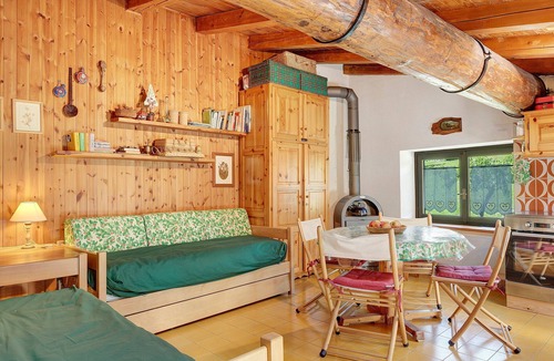 La Salle House | Holiday Home 'La Tana Con L'Ermellino' with Mountain View, Shared Garden and Wi-Fi