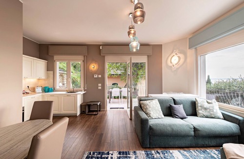 Frader House | Holiday Home 'Sweet Home Anna' with Lake View, Garden & Wi-Fi