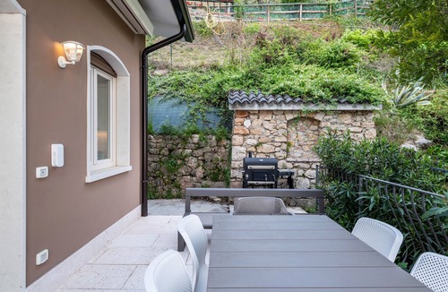 Frader House | Holiday Home 'Sweet Home Anna' with Lake View, Garden & Wi-Fi