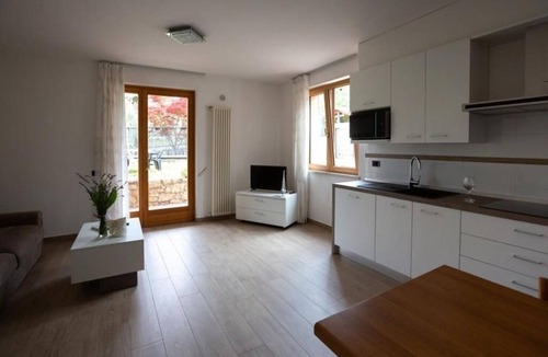 Magugnago Apartment | Holiday House Margherita - Garden Apartment 2 rooms 60m²