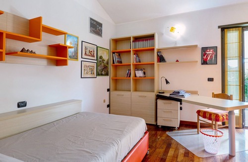 Zevio House | Homestay 'La Casa Di Gio - 2 Single Rooms' with Shared Pool, Wi-Fi, and Air Conditioning