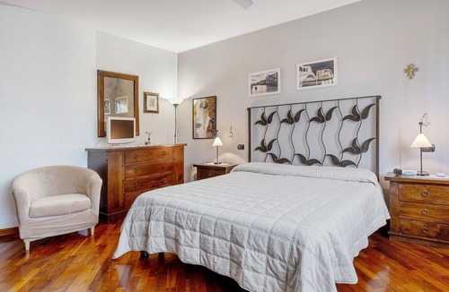 Zevio House | Homestay 'La Casa Di Gio – Double Room and 2 Singles' – Shared Pool, Wi-Fi & Air Conditioning