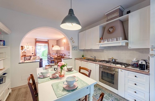 Besozzo House | HomeSweetHome Lake-View Villetta a schiera with Garden, Besozzo, Italy