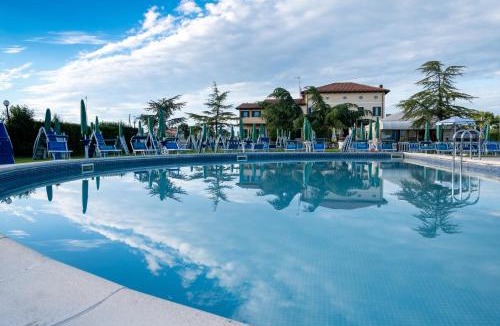 Mestre Hotel | Hotel Villa Sara with pool and parking near Venice