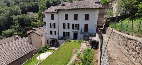 Gurro House | House With Garden And Terrace