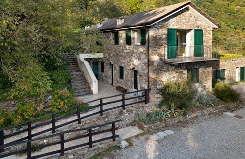 Borzonasca Apartment | Il Mulino - Terra Apartment with Mountain View, Shared Garden, and Balcony