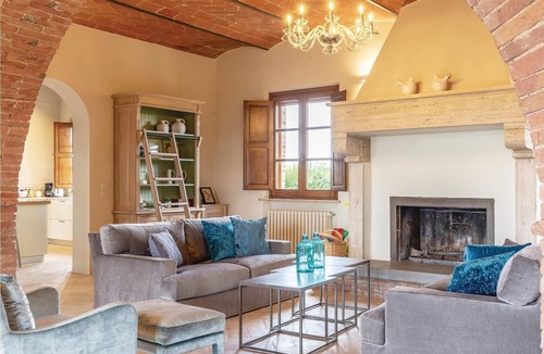 Foiano della Chiana House | In the middle of the Chiana Valley, on a slight hill, lies this magnificent Casale with private pool