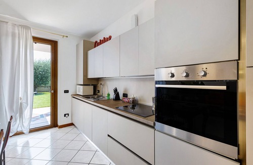 San Benedetto di Lugana Apartment | Katy Lake Lavanda Apartment with Private Terrace, Wi-Fi, and Air Conditioning
