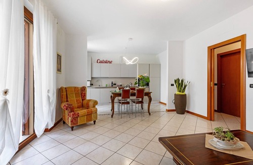 San Benedetto di Lugana Apartment | Katy Lake Lavanda Apartment with Private Terrace, Wi-Fi, and Air Conditioning