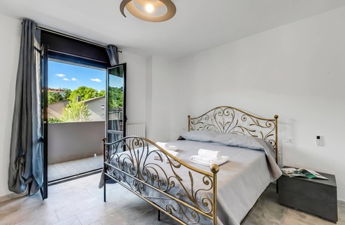 Laveno Apartment | La Dolce Laveno, Balcony Apartment with A/C, Laveno Mombello, Italy