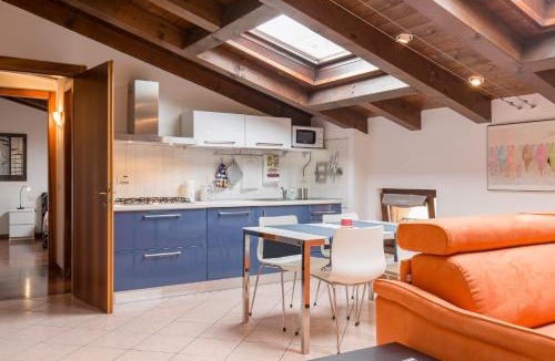 Est Apartment | La Mansarda di Giulietta by Reasy&Busy