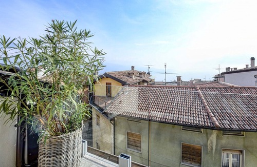 Gardola Apartment | La Piazzetta - Il Vicolo suite apartments with lake view