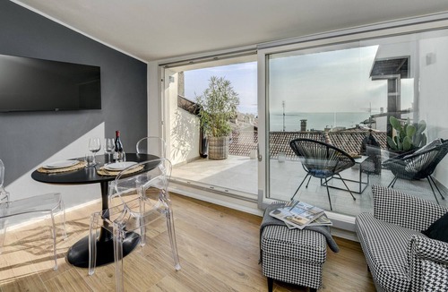 Gardola Apartment | La Piazzetta - Il Vicolo suite apartments with lake view