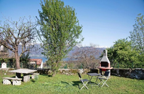 Porto Valtravaglia Apartment | La Vecchia Torre