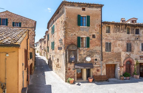 Montisi Apartment | Locanda di Montisi Torre Room among the Montalcino Hills