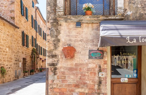 Montisi Apartment | Locanda di Montisi Torre Room among the Montalcino Hills