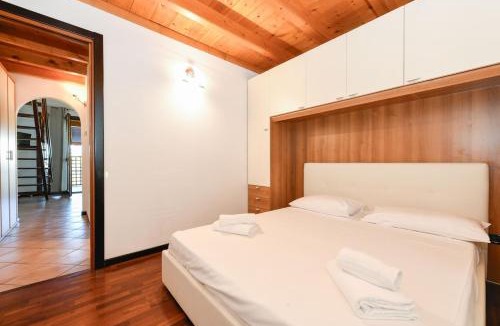 Desenzano del Garda Apartment | Loft Soppalcato con Patio, Piscina e Parcheggio
