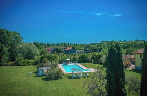 Pozzolengo Villa | Lovely apartment in villa for 2 guests with pool, WIFI, A/C and pets allowed, close to Sirmione