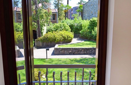 Porto Valtravaglia Apartment | Lovely apartment for 6 guests with pool, WIFI, TV and patio