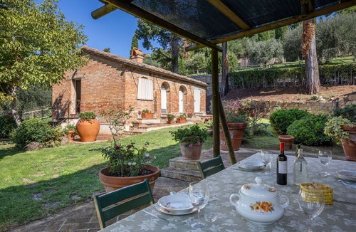 Pienza House | Lovely apartment in villa for 6 guests with WIFI, A/C, TV and veranda, close to Montepulciano