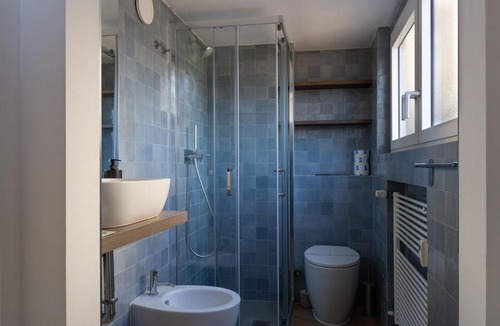 Zona Farini Apartment | M11 Isola Apt, M3 Duomo Centrale Trilocale con due bagni, Wifi e AC