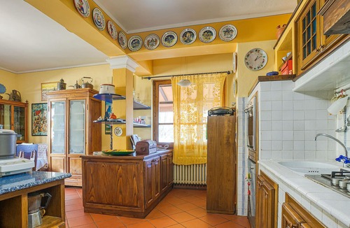 Puliciano House | Magnificent property with beautiful green garden.