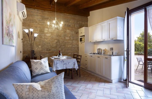 Scandiano Apartment | Melissa apartment, with exposed stone walls, inside a farmhouse