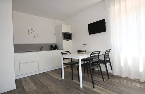 Malcesine Apartment | MODERN APARTMENT GROUND FLOOR AND PARKING SPACE APP WATER