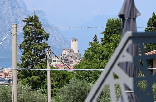 Malcesine Apartment | MODERN APARTMENT SECOND FLOOR AND PARKING SPACE APP SOLE